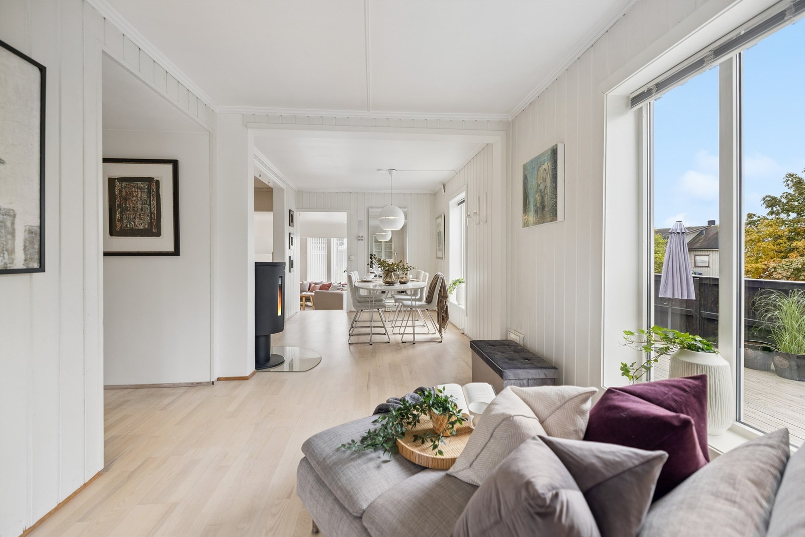 Fra denne delen av stuen ser man nesten gjennom hele etasjen, noe som understreker den gode planløsningen. Galleribilde