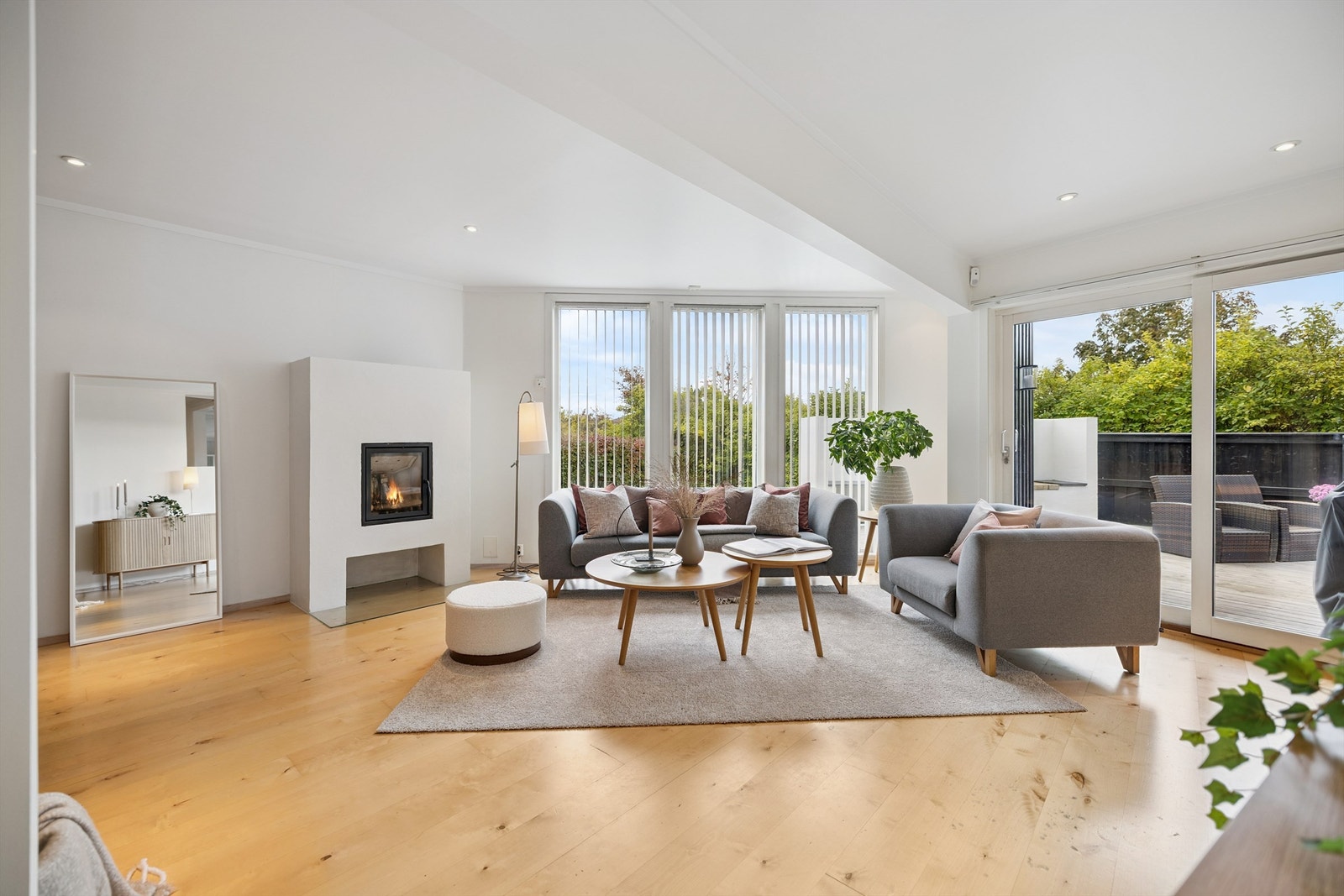 Store skyvedører visker ut skillet mellom inne og ute, og gir direkte tilgang til terrassen. Galleribilde