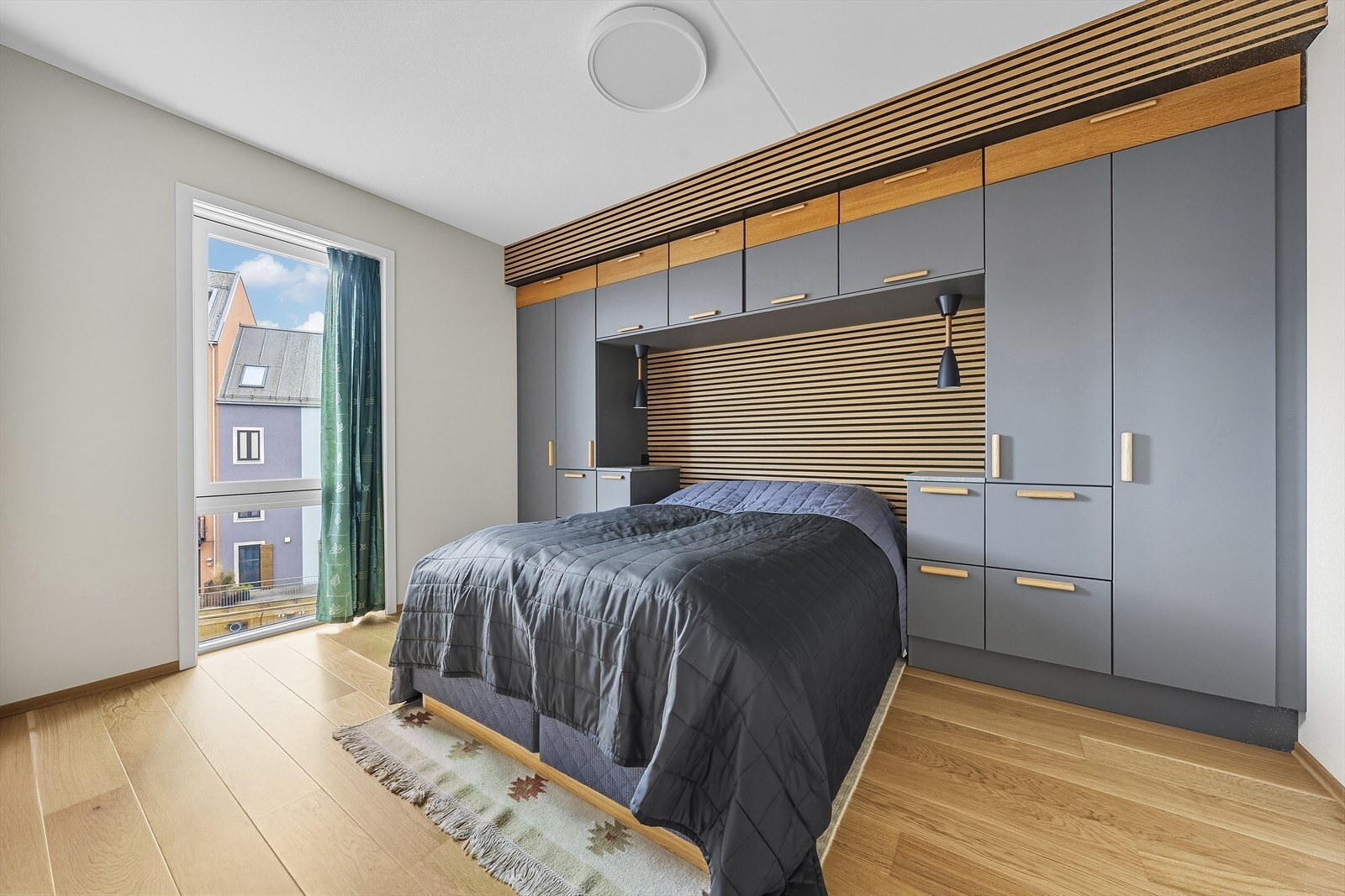 Hovedsoverommet har stor plassbygget garderobeløsning Galleribilde