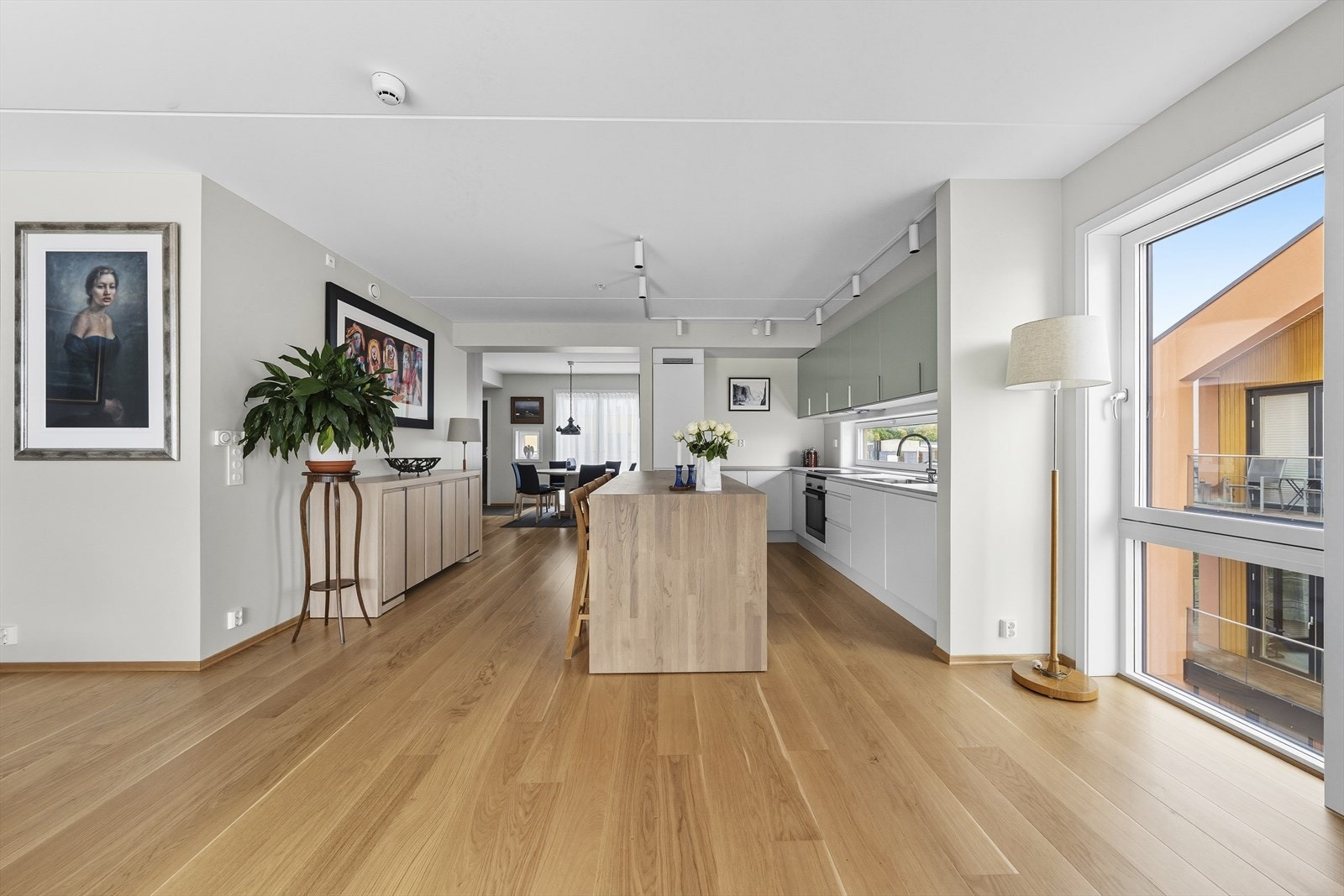 Leiligheten har en god planløsning med kjøkken beliggende mellom stue og spisestue Galleribilde