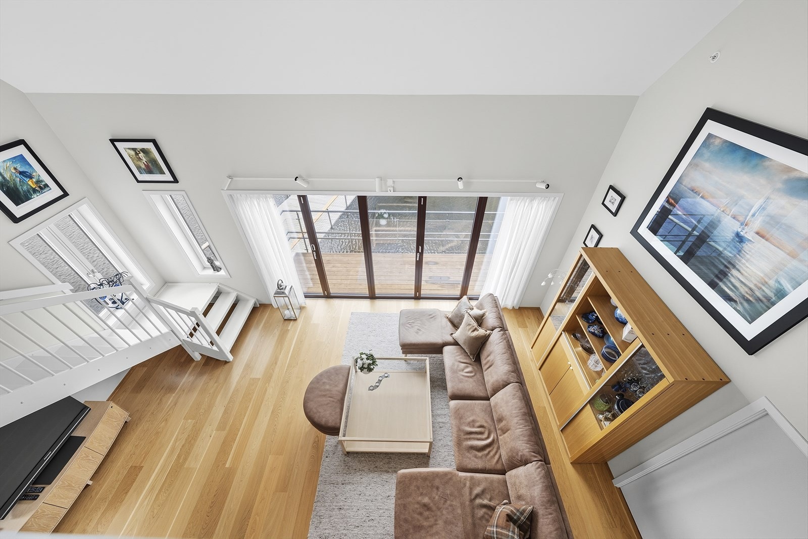 Fra stuen i øverste etasje er det åpent ned mot stuen i hovedetasjen Galleribilde