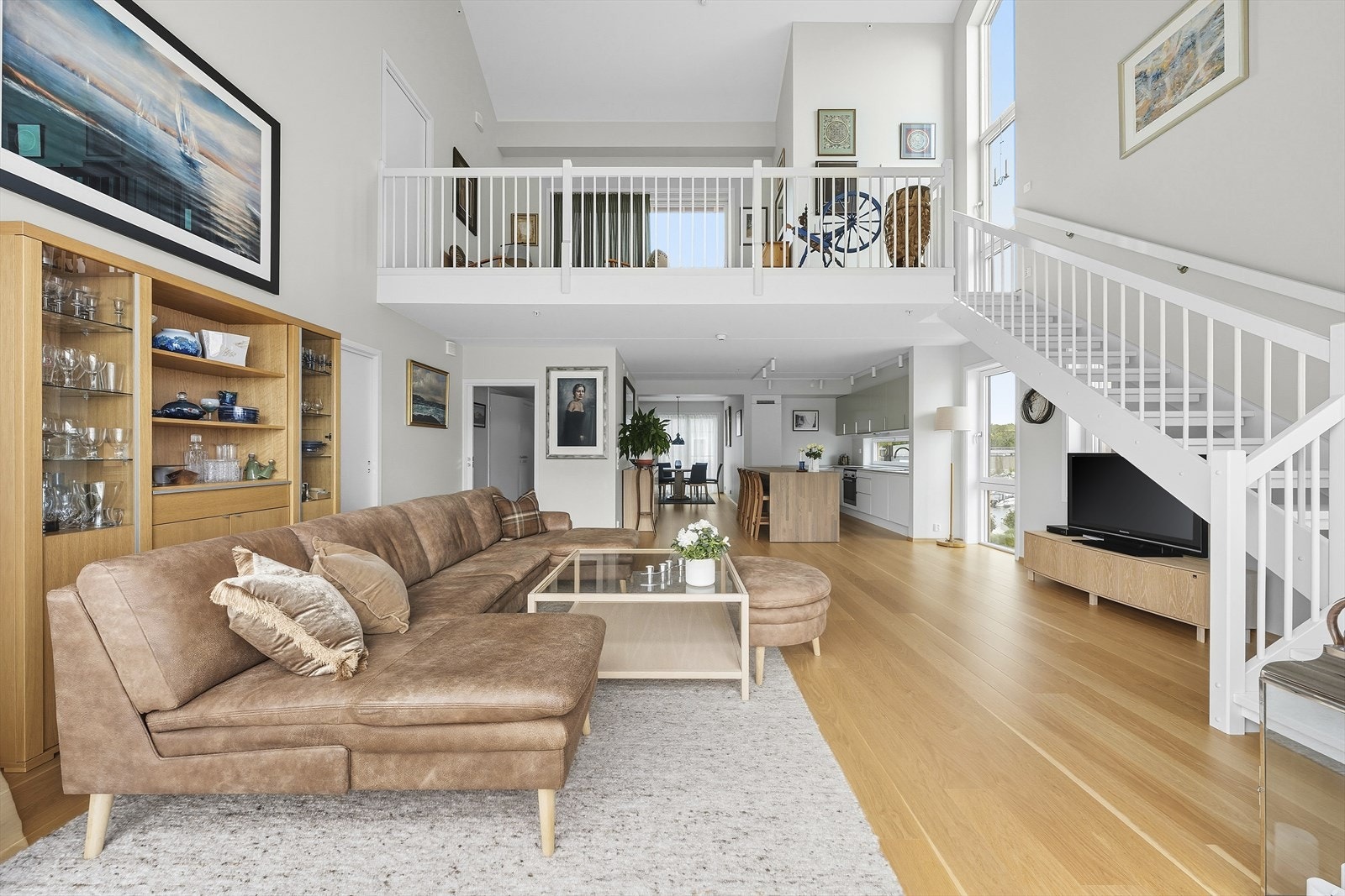 Stuen er gjennomgående i bygget med kjøkkeninnredning praktisk plassert midt i rommet Galleribilde