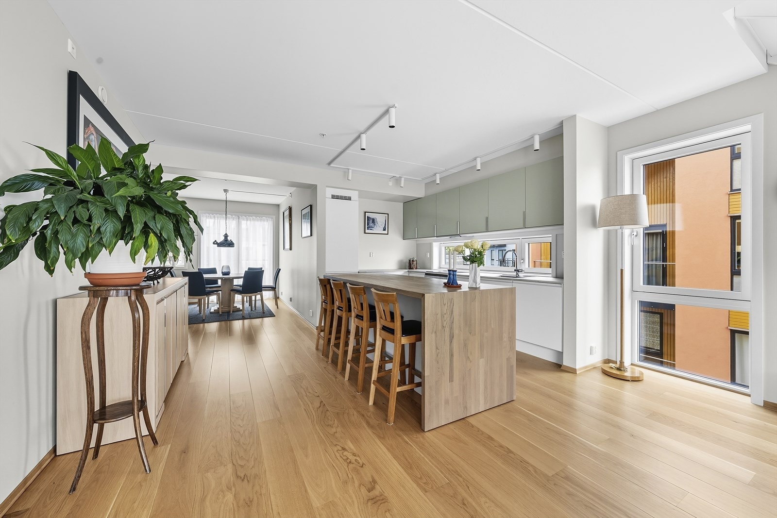 Kjøkkenet har stor kjøkkenøy med spiseplass Galleribilde