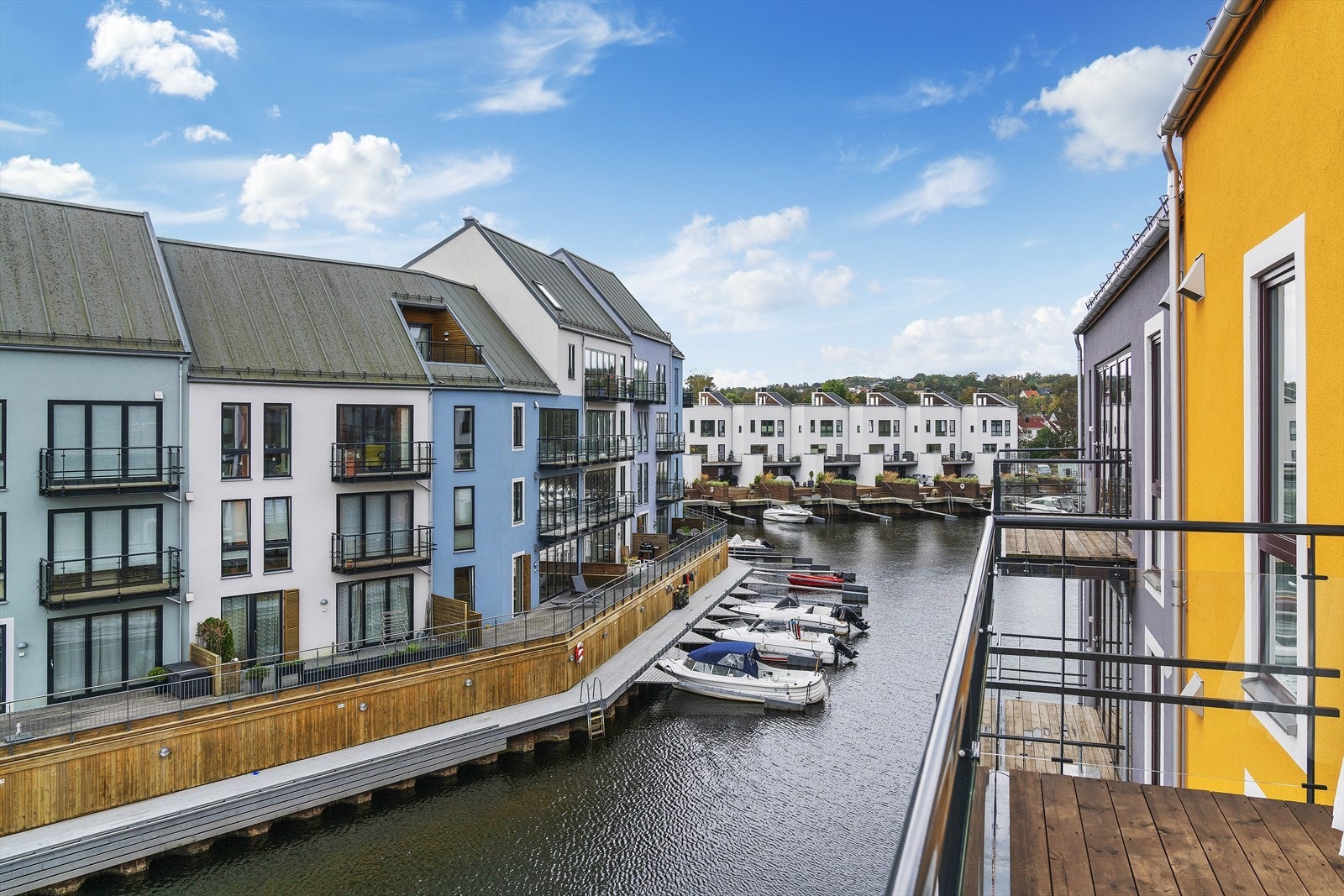 Fra balkongen utenfor stuen har man også flott utsikt over kanalene Galleribilde