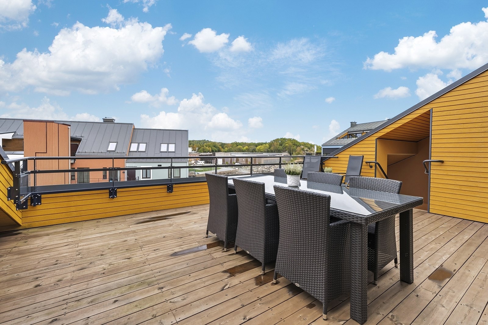 Stor takterrasse med flott kveldssol Galleribilde