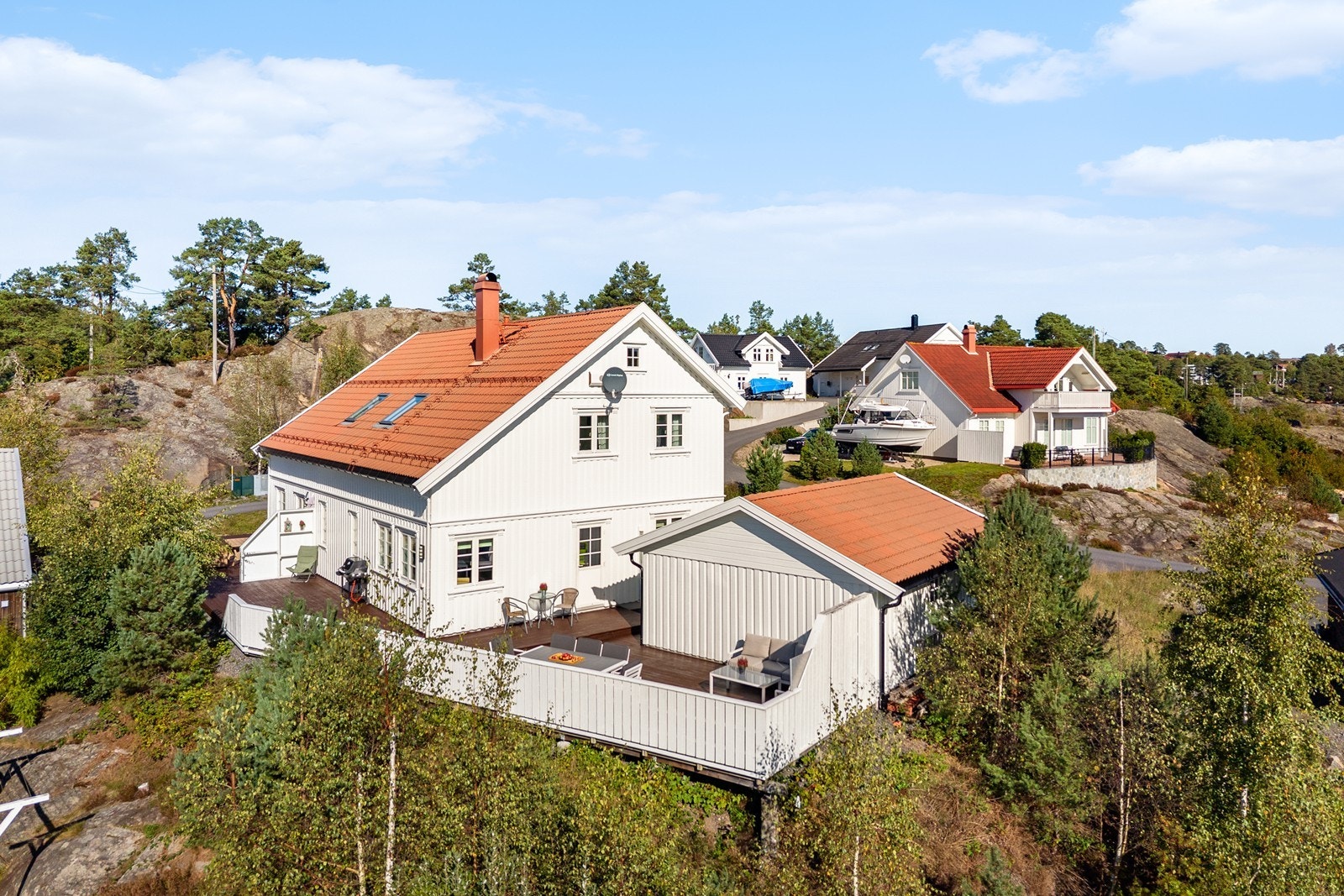 Solrik terrasse med god plass til utemøblement Galleribilde