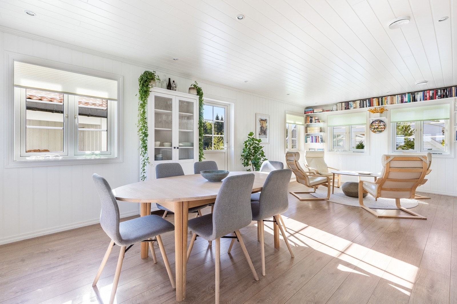 Stue med åpen kjøkkenløsning Galleribilde