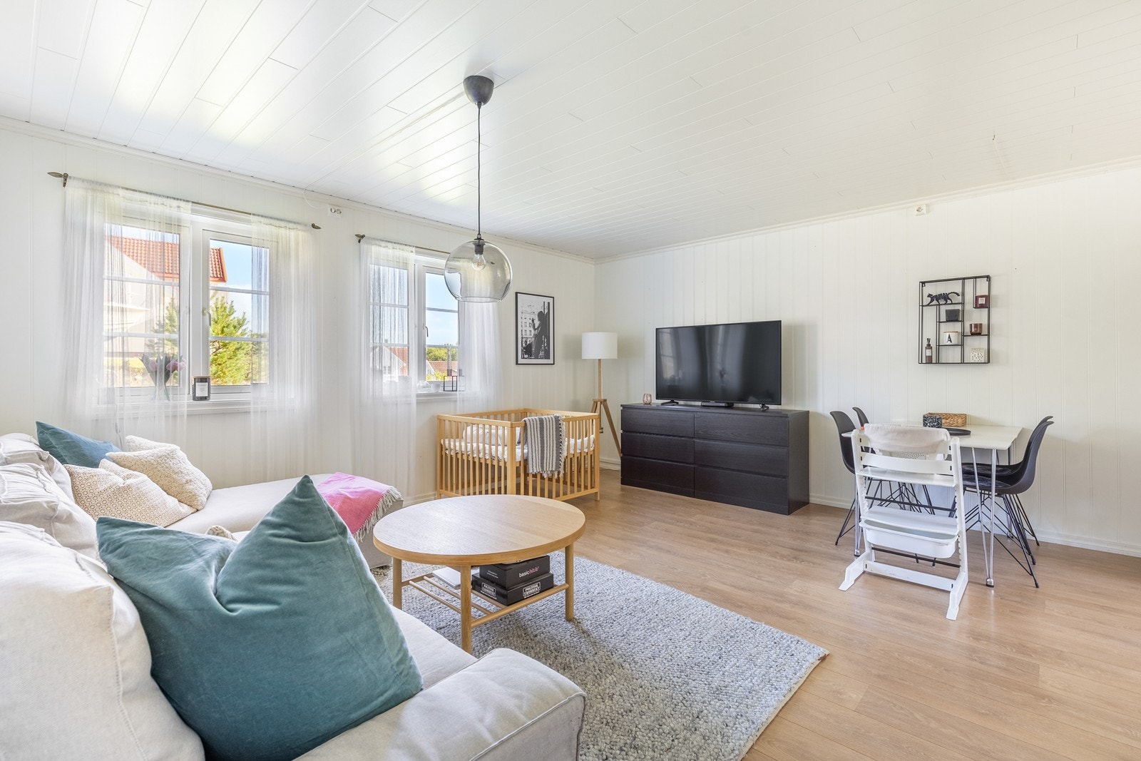 Stue/kjøkken i utleiedel. God plass til stue- og spisestuemøblement Galleribilde