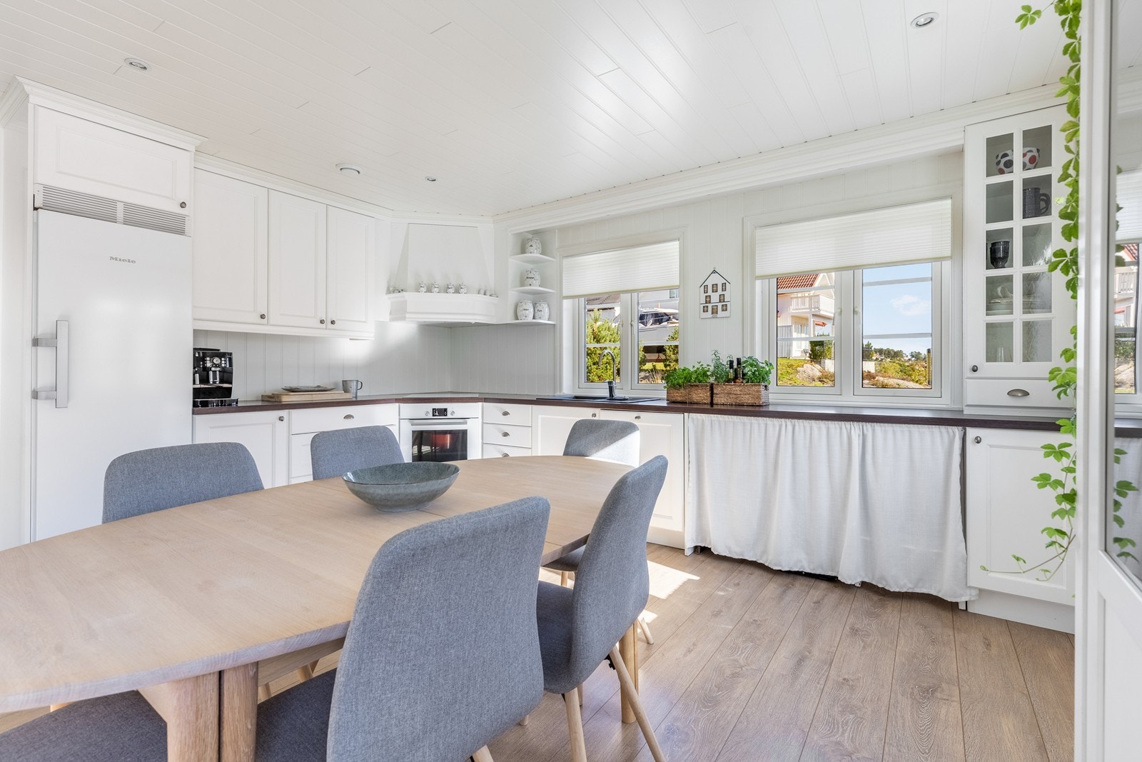 Godt med skap- og benkplass på kjøkkenet Galleribilde