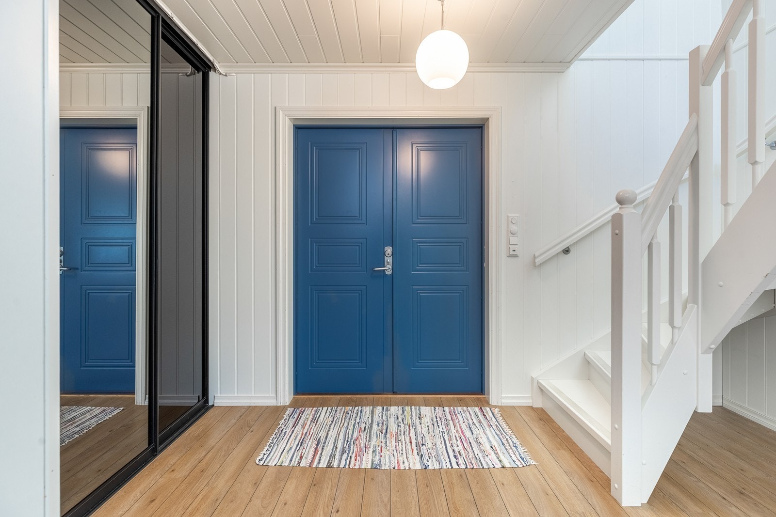 God plass til å henge fra seg yttertøyet i skyvedørsgarderobe Galleribilde