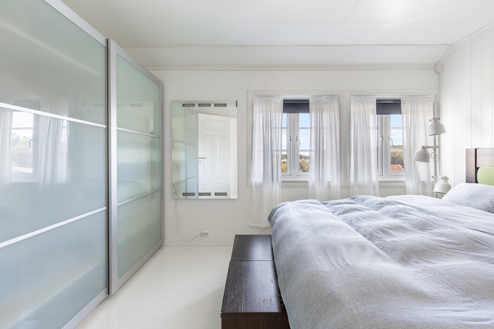 Hovedsoverom med skyvedørsgarderobe Galleribilde