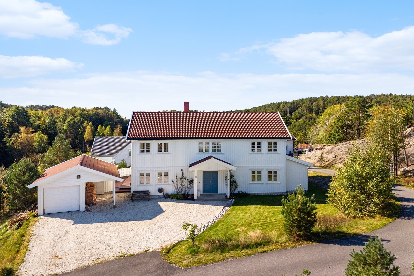 Sjarmerende bolig i naturskjønne omgivelser med hage og garasje Galleribilde