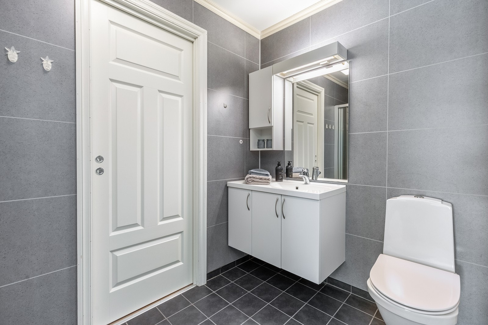 Bad i 1. etg. med dør direkte til soverom Galleribilde