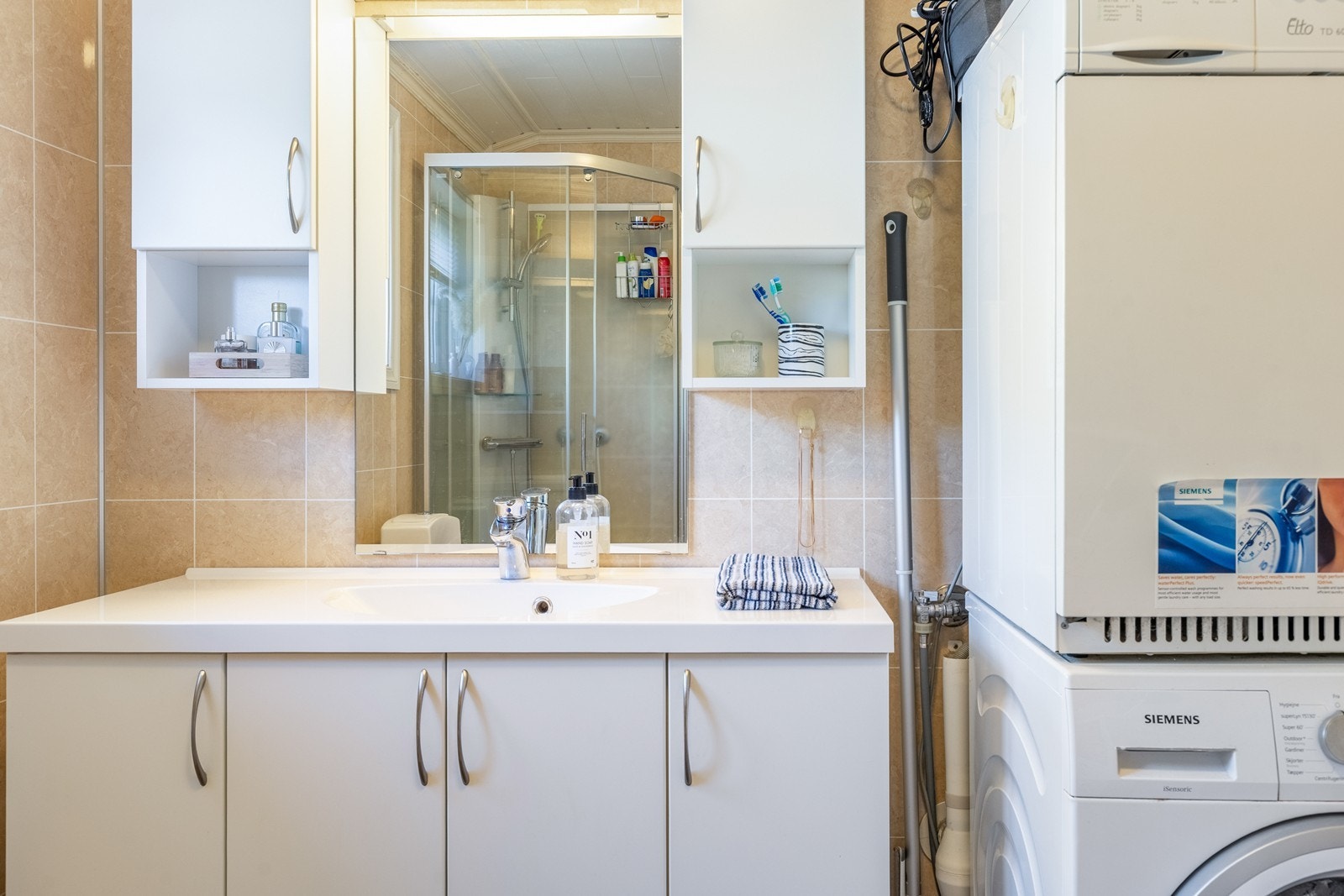 Opplegg til vaskemaskin på badet Galleribilde