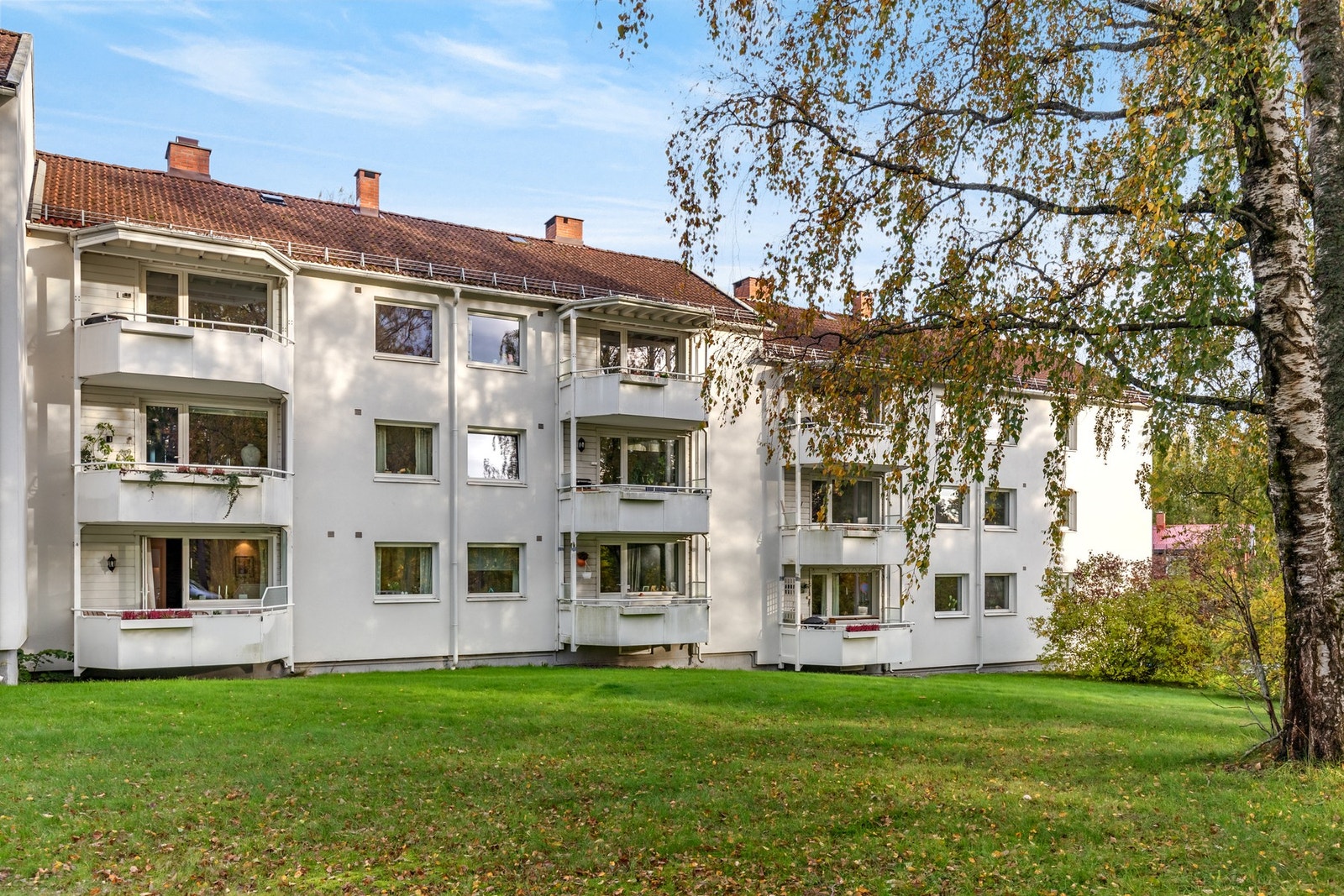 Borettslaget består av 537 leiligheter, fordelt på 23 blokker og 11 rekkehus. Galleribilde