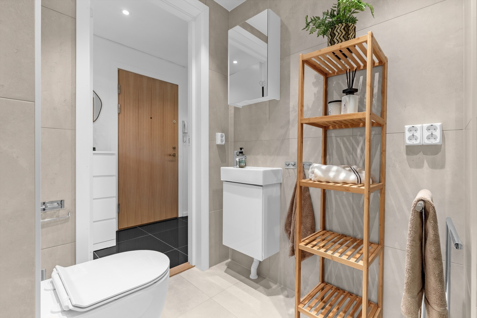 Pene fliser på gulv og vegg, gulvvarme og moderne innredning. Det er opplegg til vaskemaskin. Galleribilde