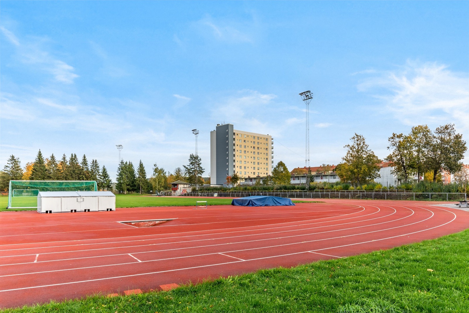 Lambertseter idrettsforening med friidrettsanlegg og fotballbaner på Lambertseter - svømmehall i tilknytning til Lambertseter skole samt lokal lysløype på Bergkrystallen. Galleribilde