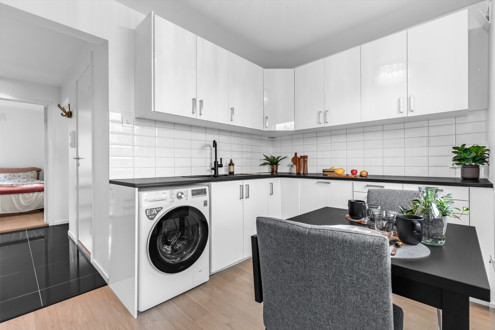 Videre er det integert platetopp, stekeovn og oppvaskmaskin samt egen nisjé for kjøle/fryseskap. Opplegg for vaskemaskin, komfyrvakt og automatisk vann avstenger er installert. Galleribilde
