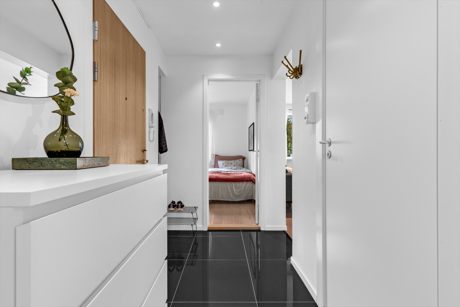 Entréen har plass til garderobeløsninger og har en egen nisjé for oppheng av bl.a. ytterjakker. Galleribilde