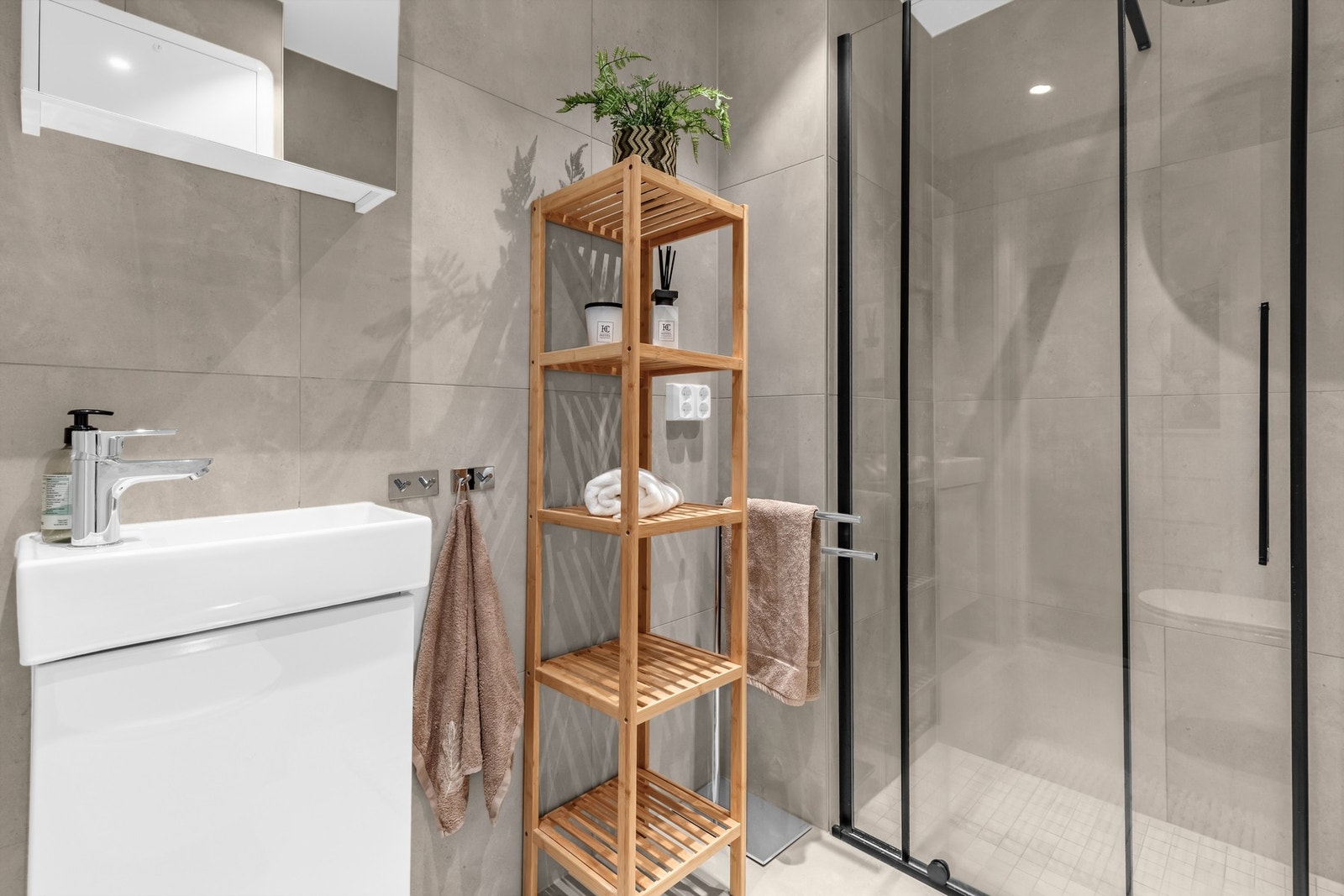 Det er fra tidligere utvidet fra original størrelse. Dusjnisjéen er etablert ved at et skap på det ene soverommet ble innlemmet i badet. Galleribilde