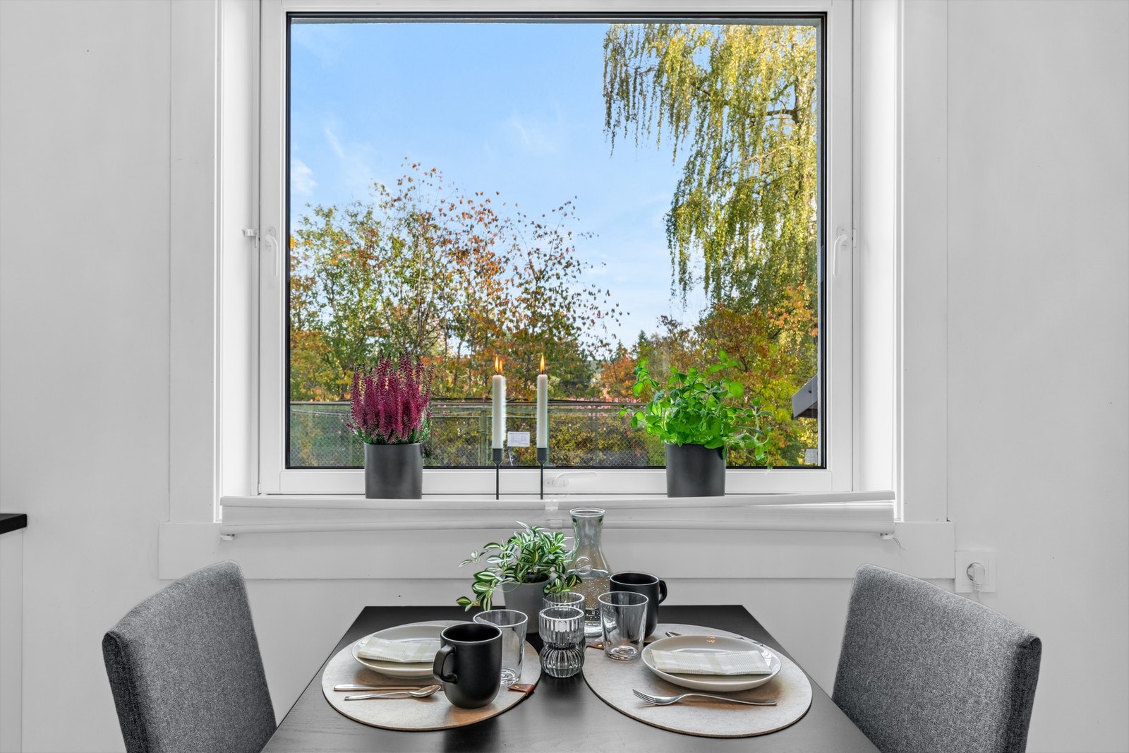 Plass til eget spisebord ved vinduet hvor helgefrokostene kan inntas med en lunt utsyn. Galleribilde