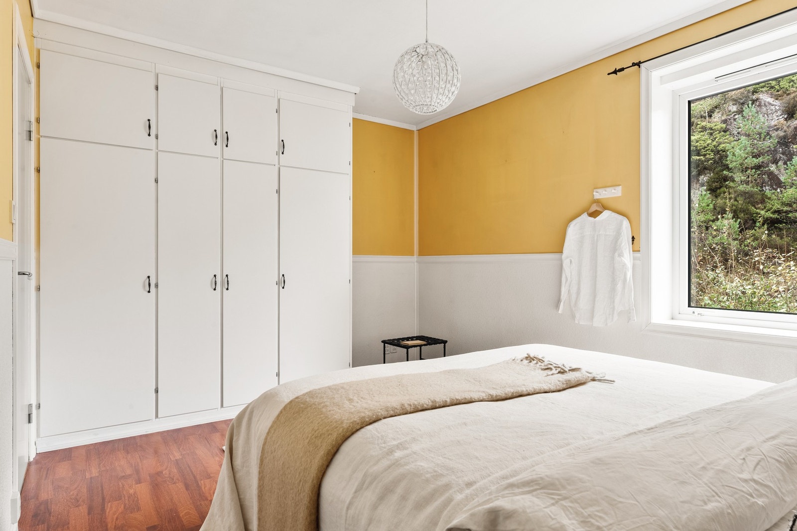 På soverommet er det plassbygget garderobe og god plass til dobbeltseng og tilhørende møblement. Galleribilde