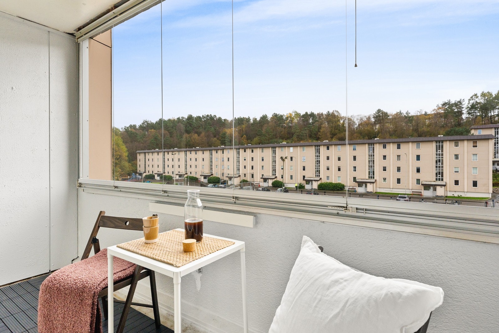 Innglasset balkong på 5,6 m². Denne vil bli oppgradert og utvidet i forbindelse med rehabiliteringen. Galleribilde