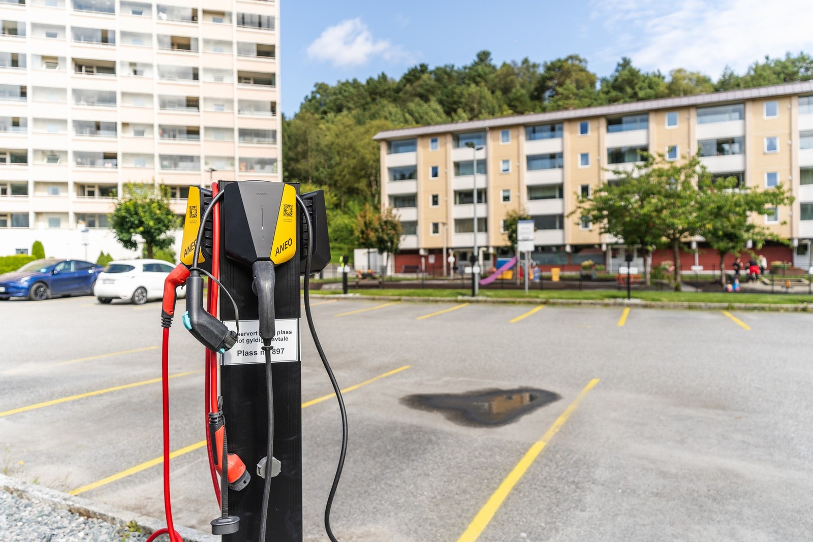 Hver leilighet kan parkere 1 bil på felles parkeringsplass og det er 8 ladeplasser som kan benyttes. Mulighet å søke om fast parkeringsplass. Galleribilde