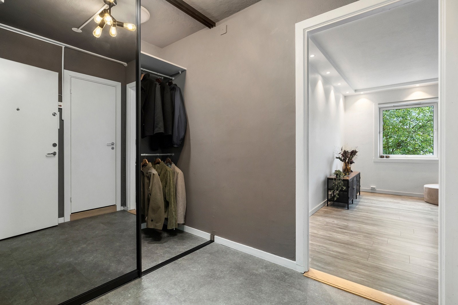 Meget romslig entré med god plass for oppbevaring av yttertøy og sko i garderobeskap. Garderobeskap med integrert hylleløsning fra Garderobemekka. Calling til ytterdør. Galleribilde