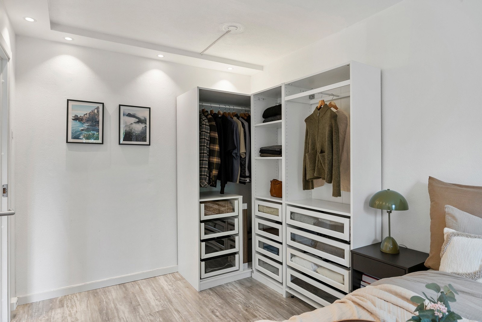 Garderobeskap fra IKEA medfølger salget. Galleribilde