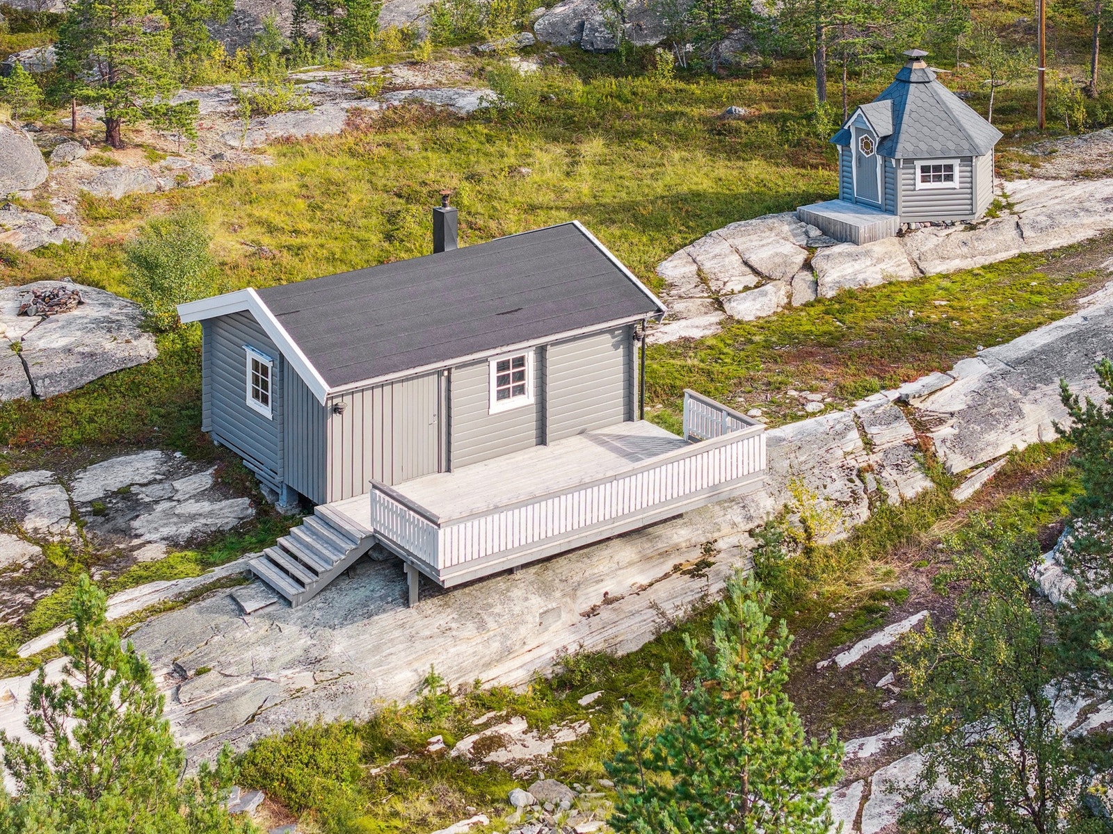 Hytta ligger skjermet til med god avstand til naboer Galleribilde