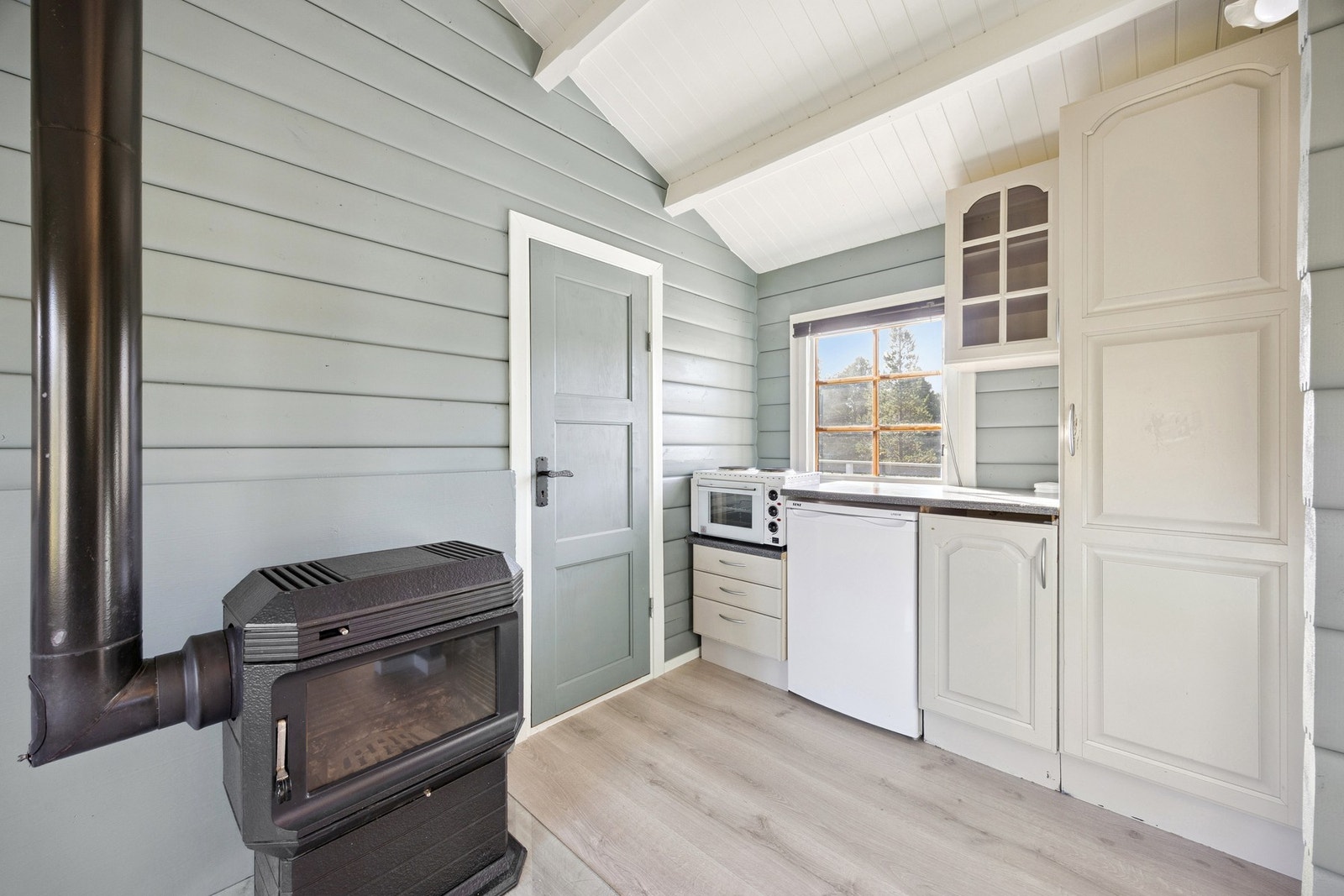 Enkel kjøkkenkrok med innredning med profilerte pronter og laminert benkeplate Galleribilde