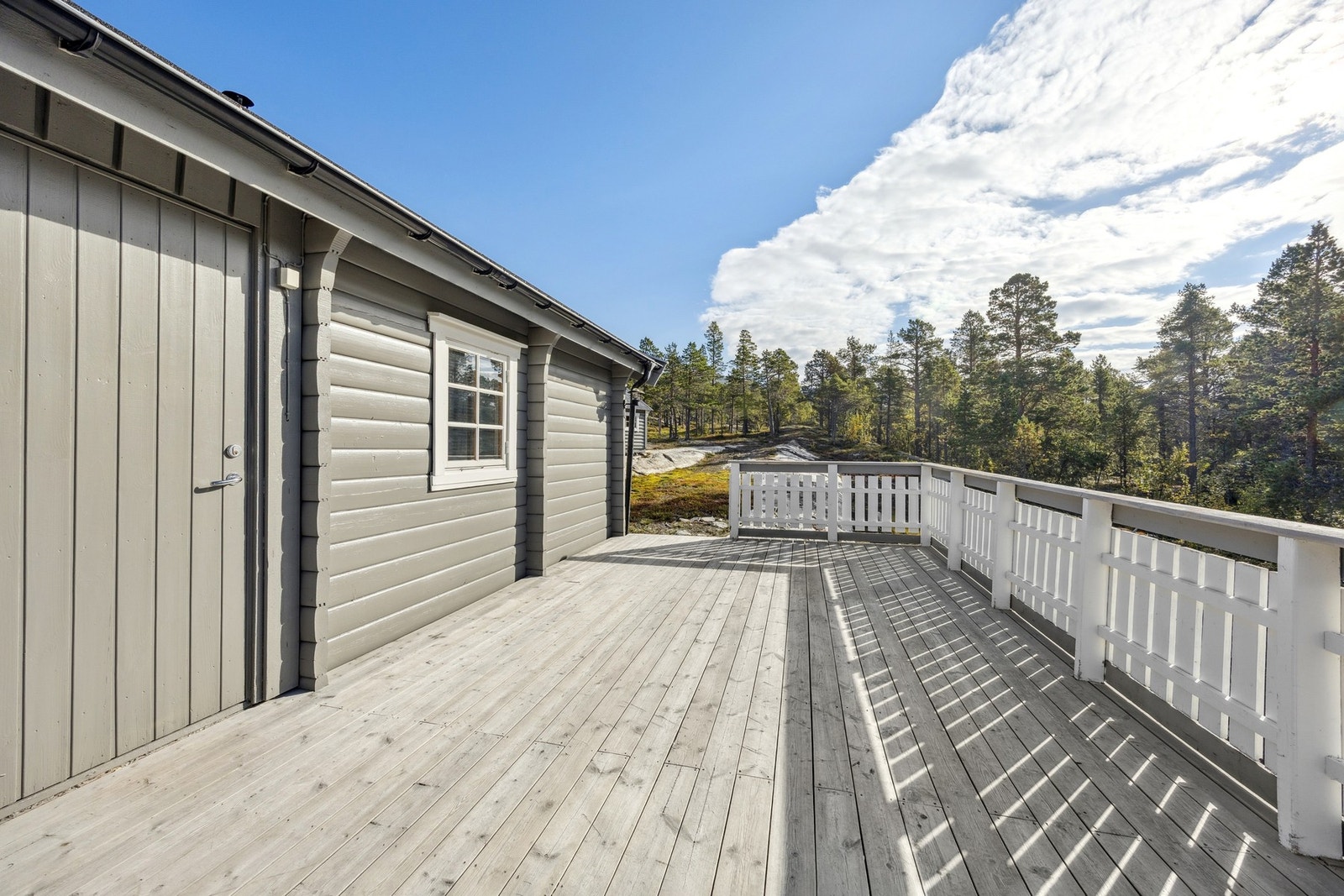I tiknytning til inngangspartiet er det terrasse med plass til utemøbler Galleribilde