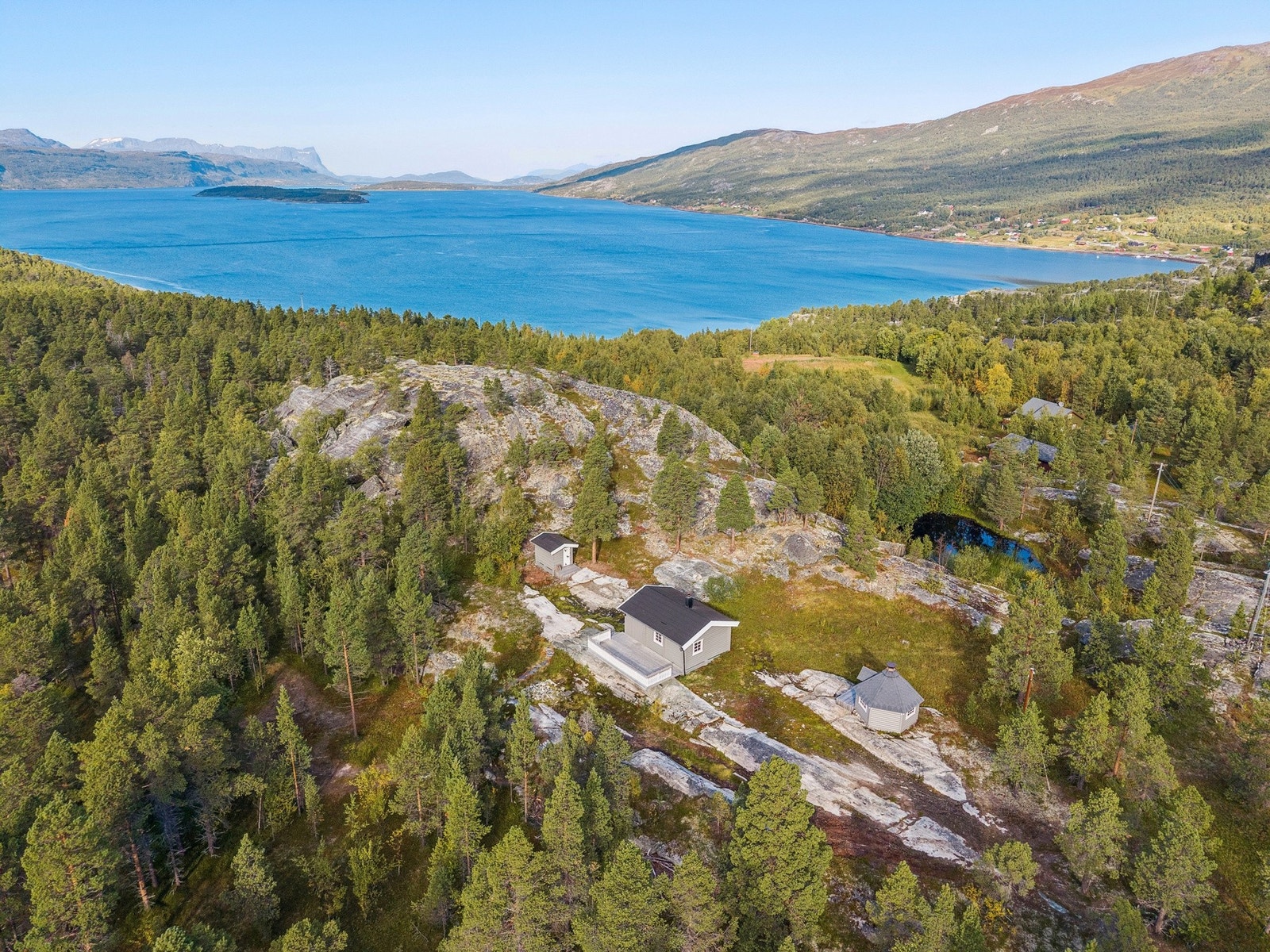 Det er felles parkeringsplass for hyttefeltet som brøytes vinterstid Galleribilde