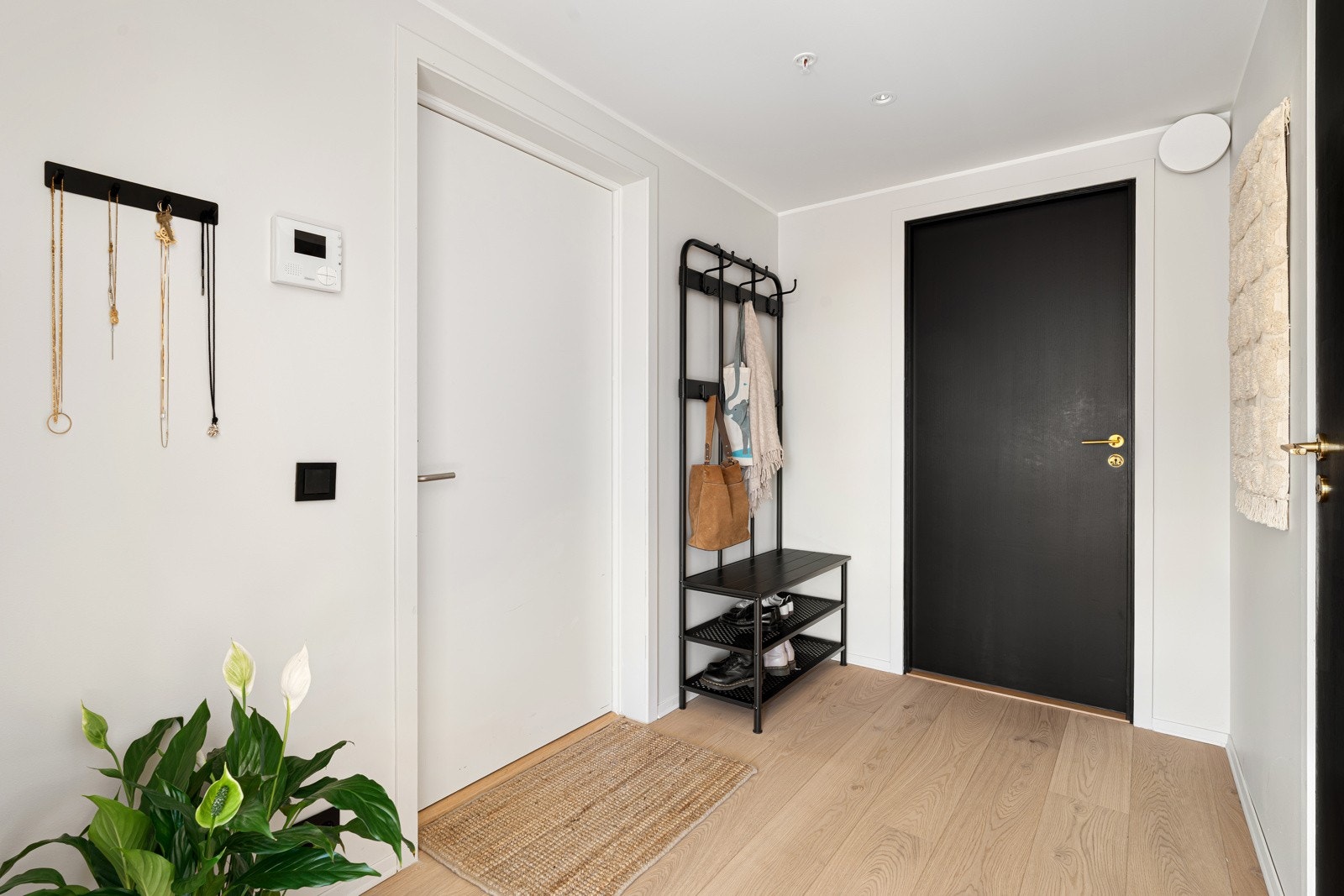 Velkommen inn! Her blir du møtt av et innbydende inngangsparti med god plass til å henge av deg yttertøyet.