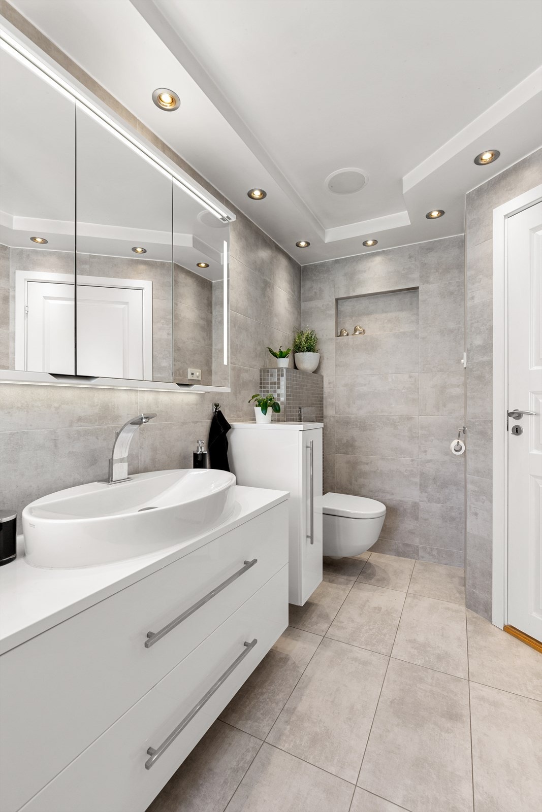 Badet har innfelte høyttalere i tak, downlights i tak og gulvvarme Galleribilde