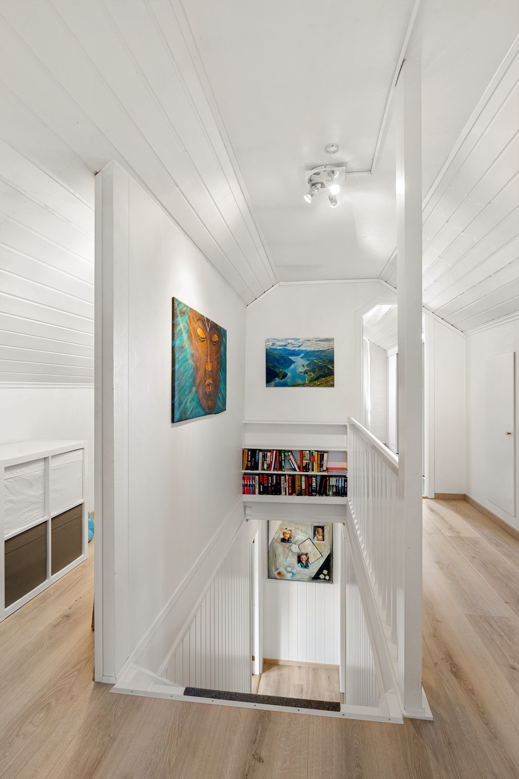 Gang i 2. etasje med plassbygde skap og lagringsplass langs knevegger Galleribilde