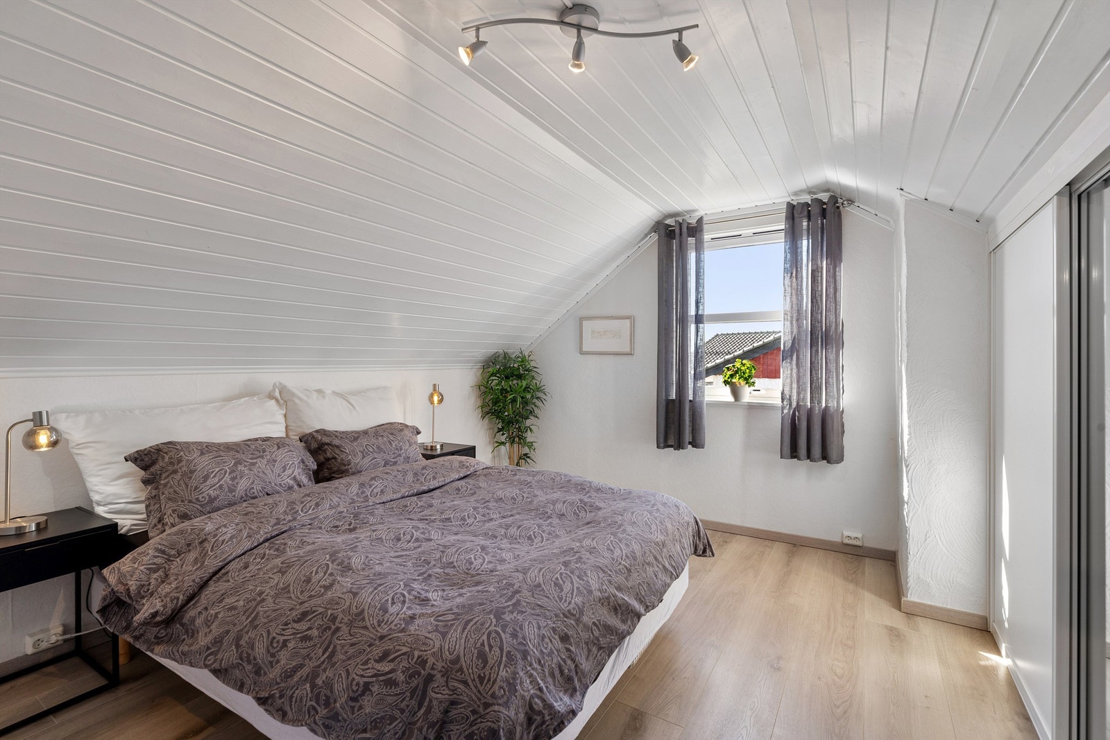 Soverom 4 med laminat på gulv, malte vegger og malt panel i himling Galleribilde