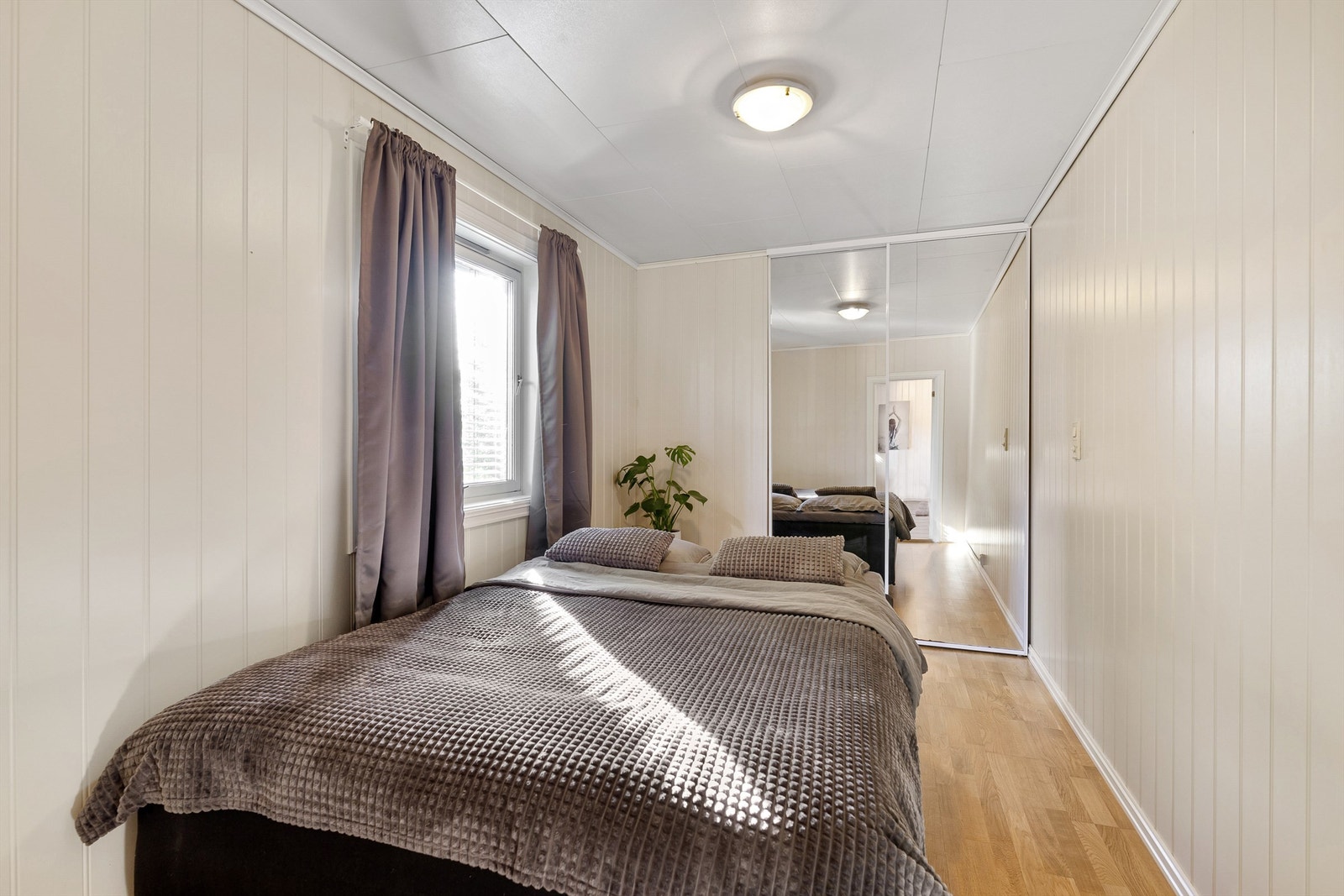 Soverom med skyvedørsgarderobe Galleribilde