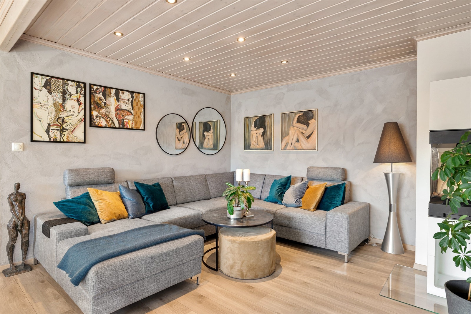 Stue med sofaområde, spiseplass og sittegruppe Galleribilde