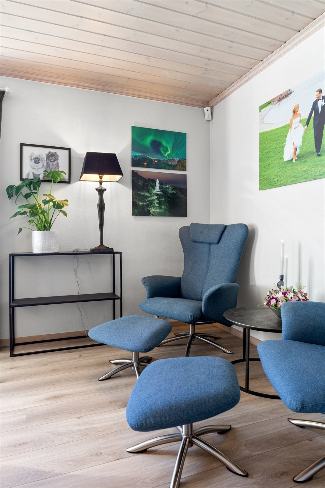 Laminat på gulv, malte vegger og panel i himling Galleribilde