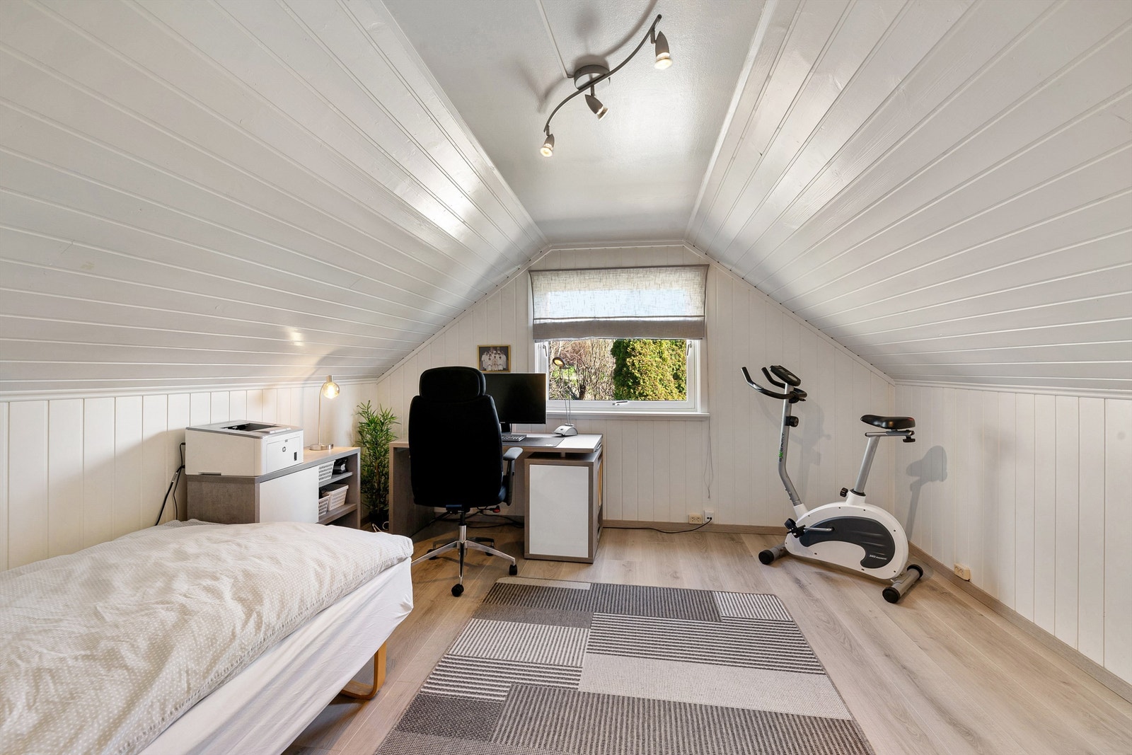 Soverom 3 med laminat på gulv, panelplater på vegger og malt panel samt malt himling Galleribilde