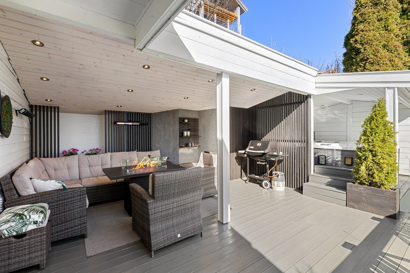 Delvis overbygget sydvendt terrasse på ca. 33 kvm (terrassen er ikke byggemeldt) Galleribilde
