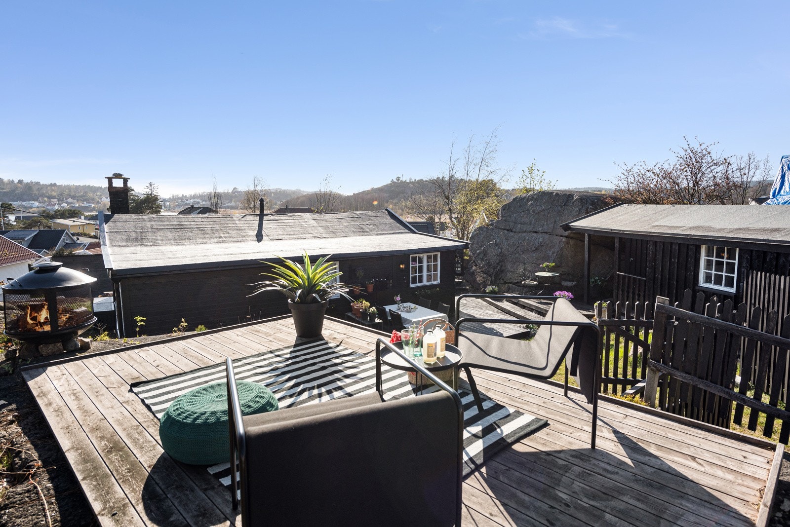 Det er bygget en platting i høyden på tomten hvor de siste solstrålende og den fine utsikten kan nytes til det fulle. Galleribilde