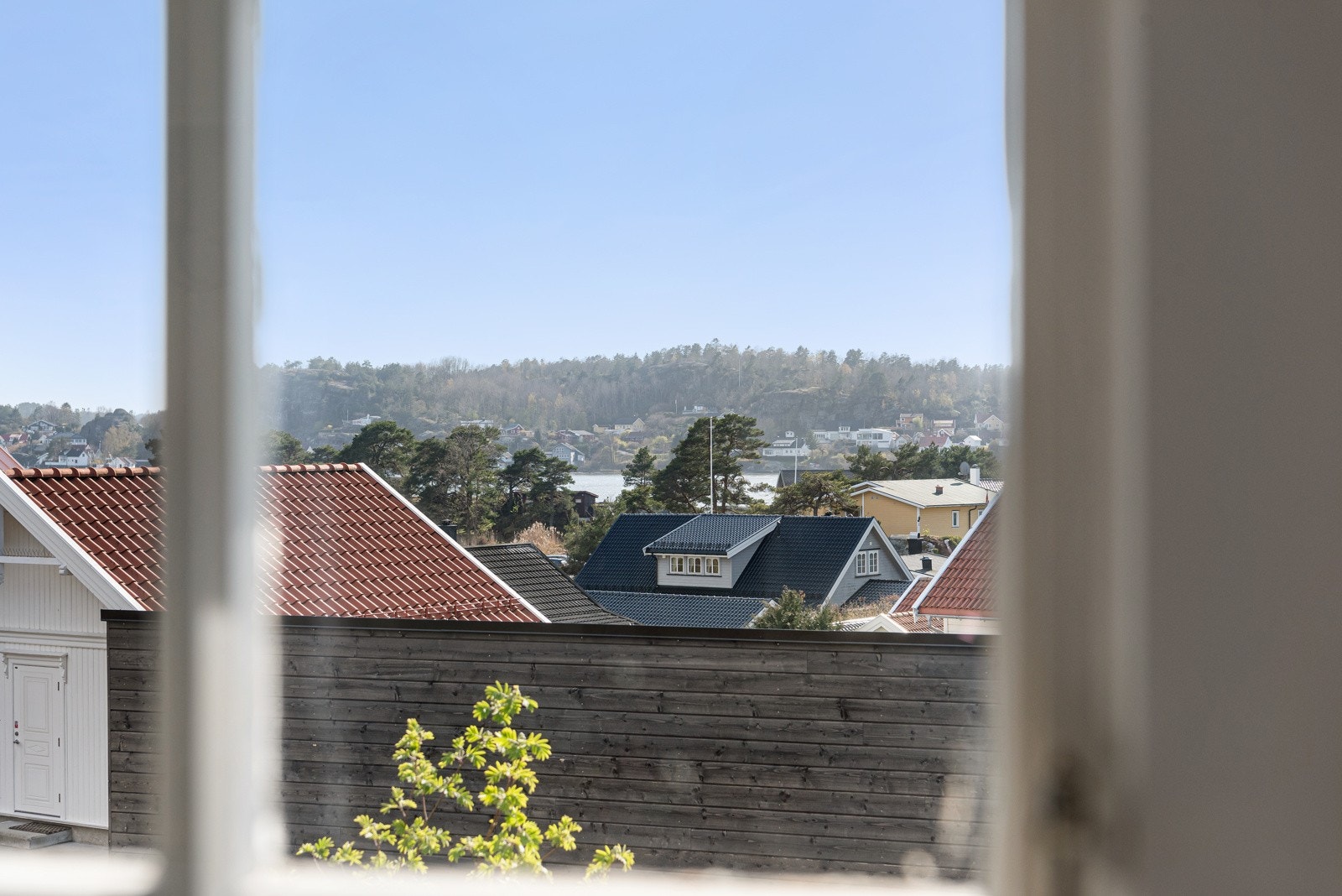 Noe sjøutsikt fra stuen kan nytes. Galleribilde