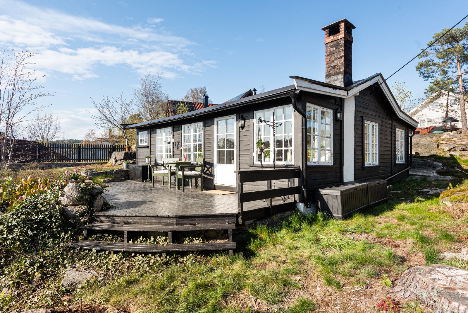 Den koselige og sjarmerende eldre hytta ligger fint til på populære Solløkka! Galleribilde