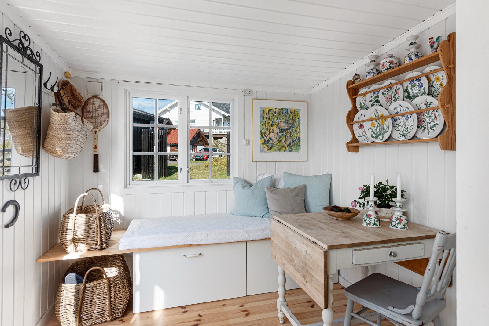 Kjøkkenet har en lun, liten spisekrok med plassbygd sittebenk over en smart oppbevaringsløsning med store skuffer. Galleribilde