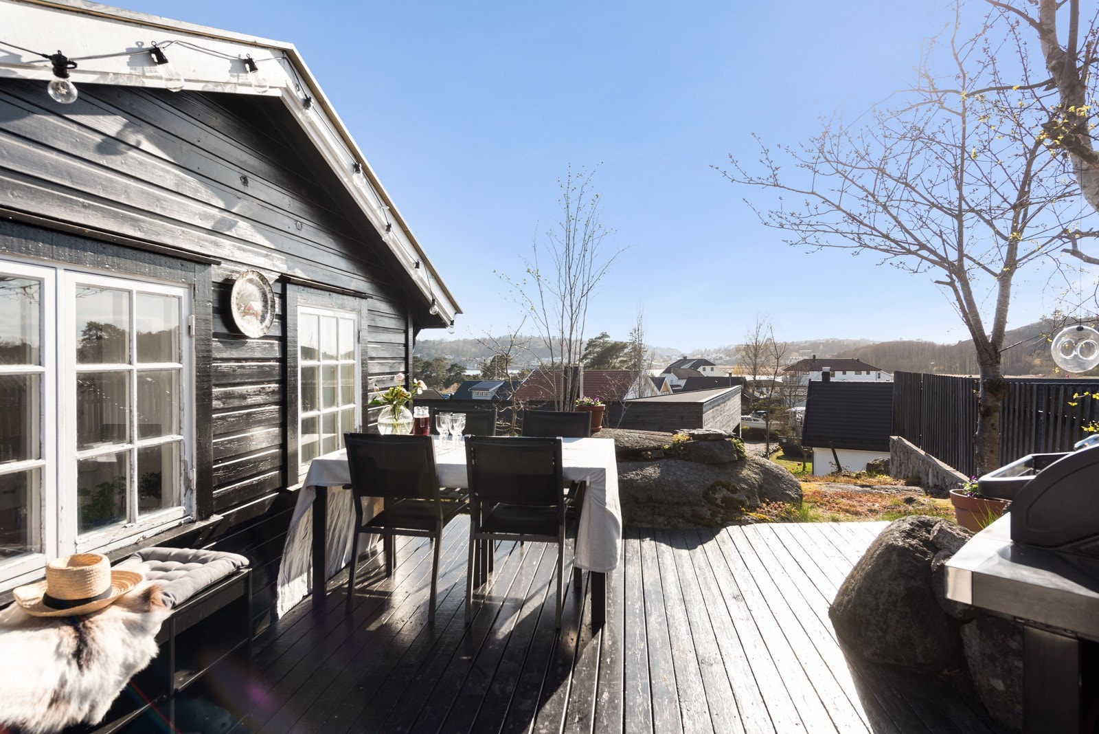 Det er montert utebelysning på hyttas yttervegger, og alle uteplassene har god plass til utemøblement. Galleribilde