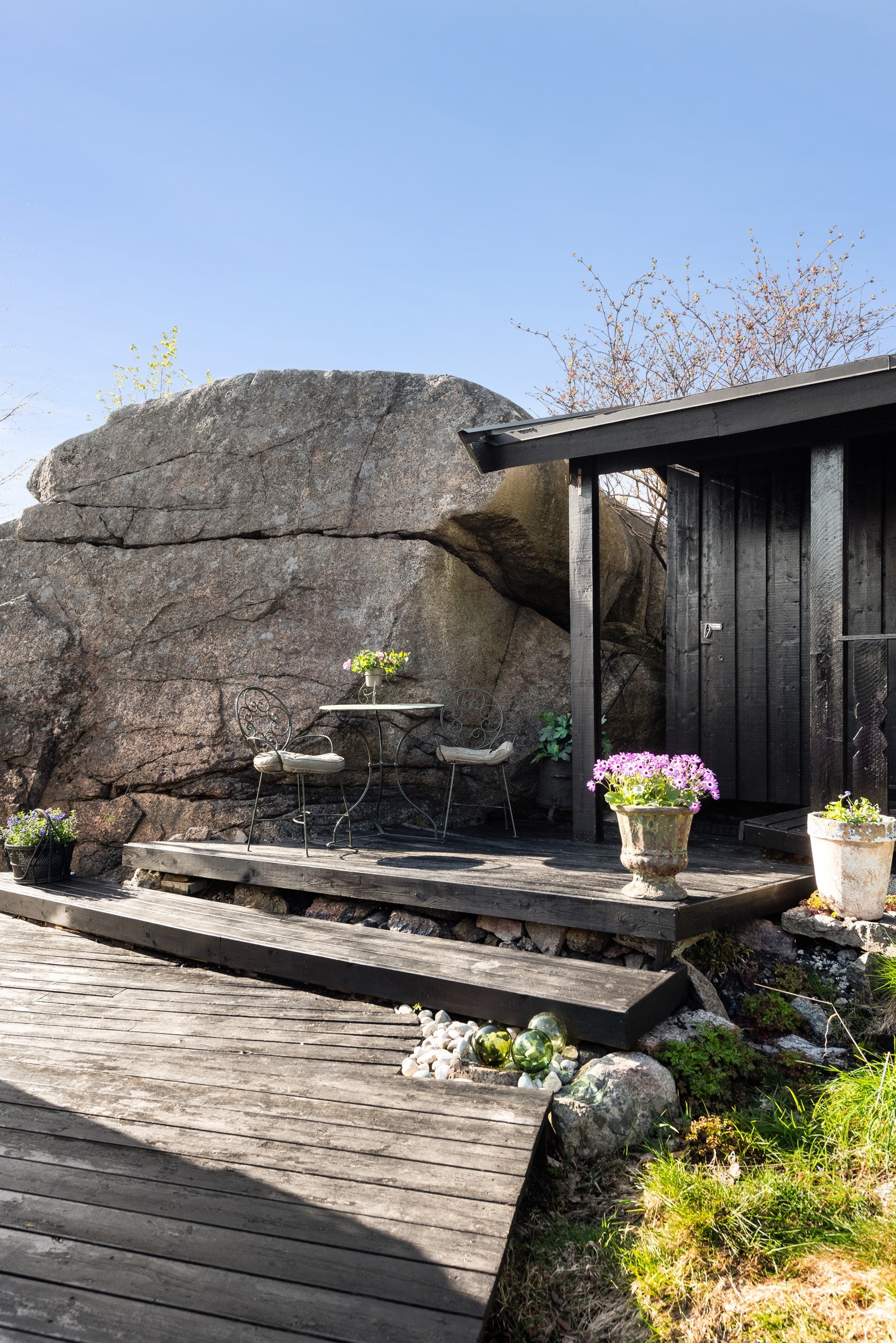 Koselig entre til annekset som har et oppholdsrom og lagringsplass i to boder. Galleribilde