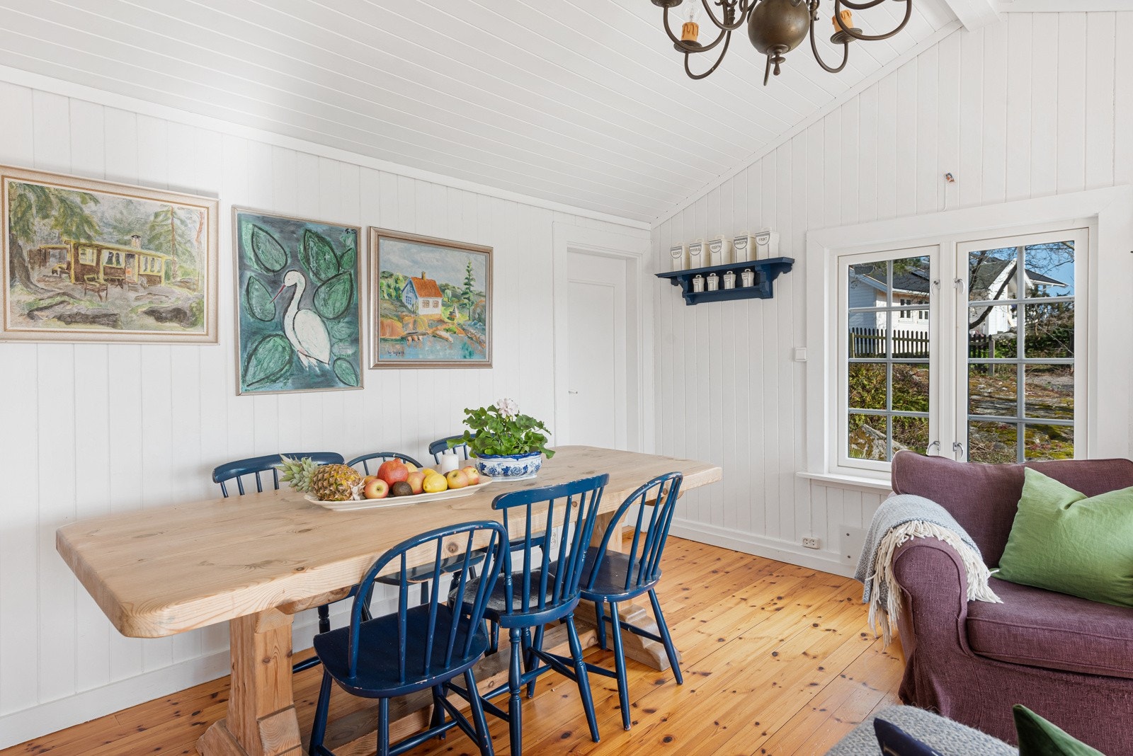 Her er det rom for å samle familie og feriegjester til både spill og måltider rundt et langbord. Galleribilde